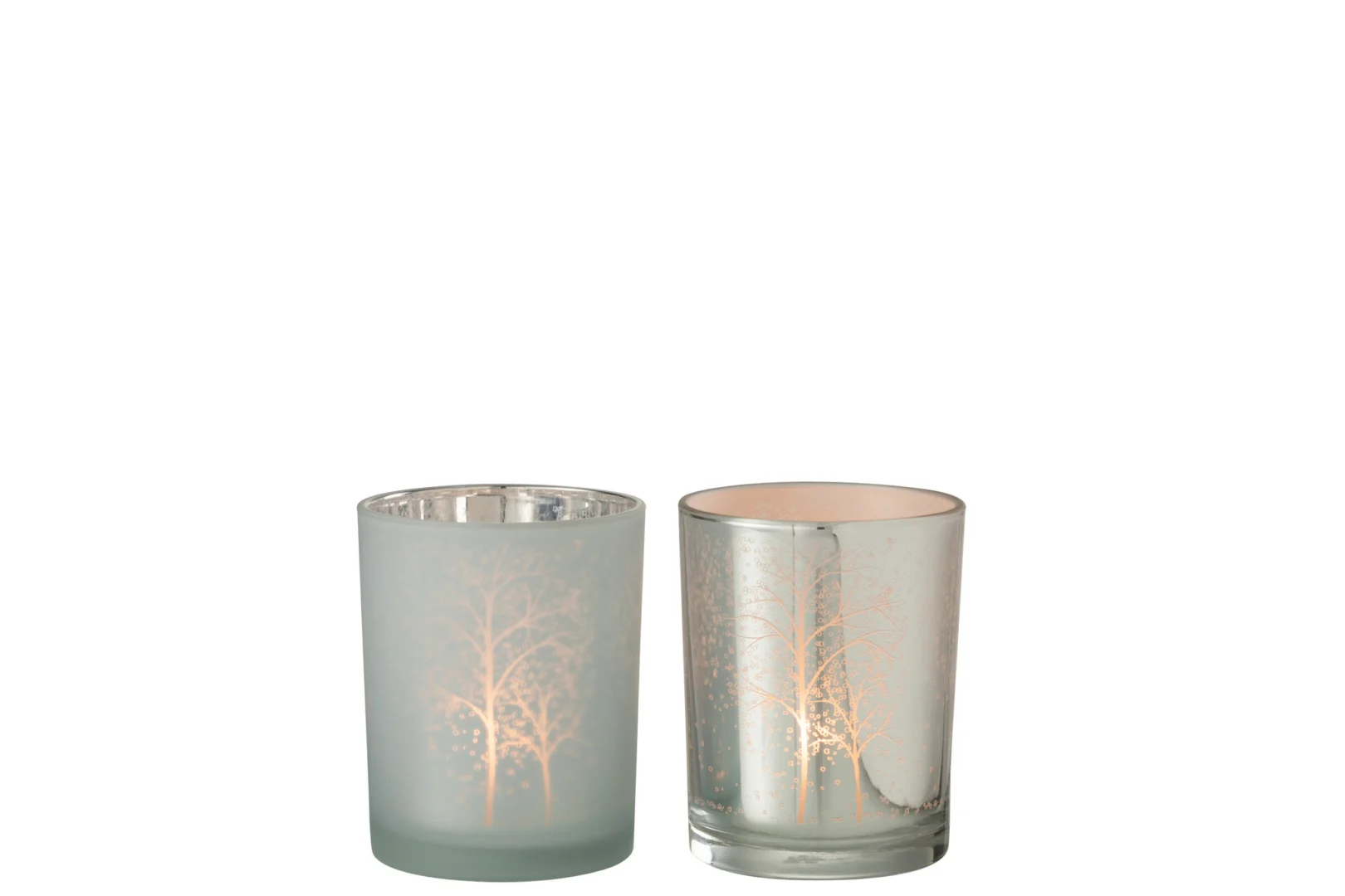 De Kaarsenhouder Orkaan Boom Glas Wit Zilver Medium Set 2 heeft twee glazen kandelaars met matte boommotieven en gloeiende kaarsen erin, naast elkaar op een effen witte achtergrond.