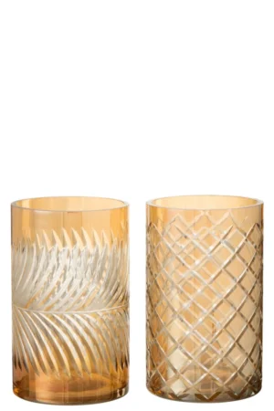 De Orkaan Diamantglas Goud Groot set bestaat uit twee moderne, doorschijnende amberkleurige bekers: een met een geëtst palmbladerenontwerp en de andere met een kriskras rasterpatroon.