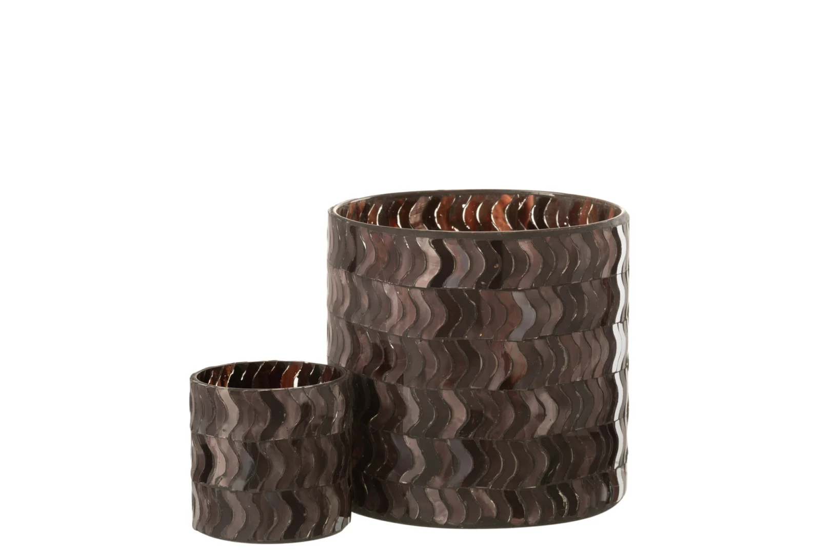 Twee cilindervormige, donkerroze glazen kandelaars uit de Kaarsenhouder Orkaan Golf collectie met een glanzend, golvend patroon. Het kleinere stuk is voor en iets links van het grotere geplaatst op een witte achtergrond.