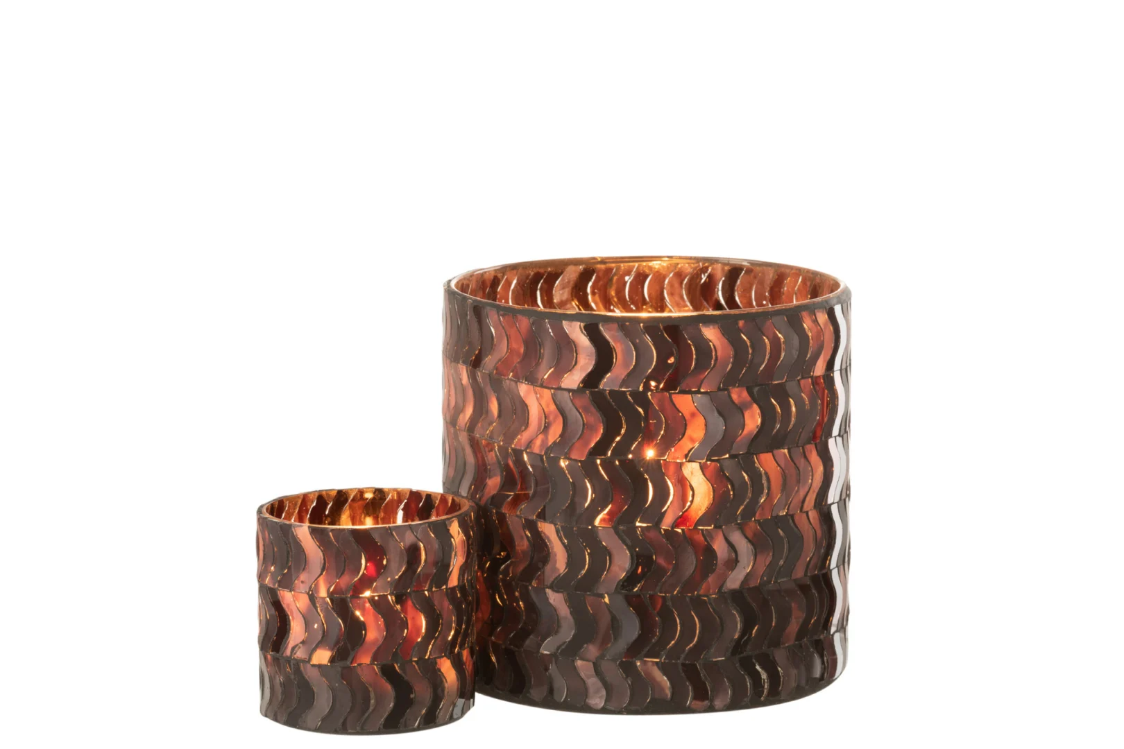 Twee cilindervormige "Kaarsenhouder Orkaan Golf Glas Donkerroze" kandelaars met een golvend, gestructureerd patroon in donkerroze glas, de ene groter dan de andere, beide zacht oplichtend met kaarslicht erin.