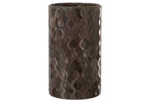 Een grote, donkerroze glazen kandelaar met een glanzende afwerking en een gestructureerd orkaanpatroon dat het oppervlak bedekt.