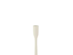 De Kaarsenhouder Metaal Mat Wit Klein is een kleine, matwitte metalen kandelaar met een slanke vorm en brede voet, afgebeeld tegen een effen witte achtergrond.