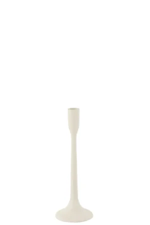 De Kaarsenhouder Metaal Mat Wit Klein is een kleine, matwitte metalen kandelaar met een slanke vorm en brede voet, afgebeeld tegen een effen witte achtergrond.