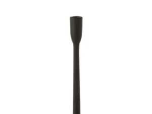 De Kaarsenhouder Metaal Mat Zwart Groot is een hoge, zwart metalen kandelaar met een slanke steel en een brede afgeronde voet, rechtopstaand tegen een effen witte achtergrond.