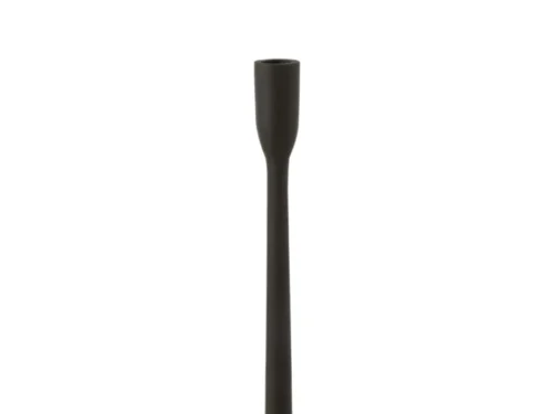 De Kaarsenhouder Metaal Mat Zwart Groot is een hoge, zwart metalen kandelaar met een slanke steel en een brede afgeronde voet, rechtopstaand tegen een effen witte achtergrond.