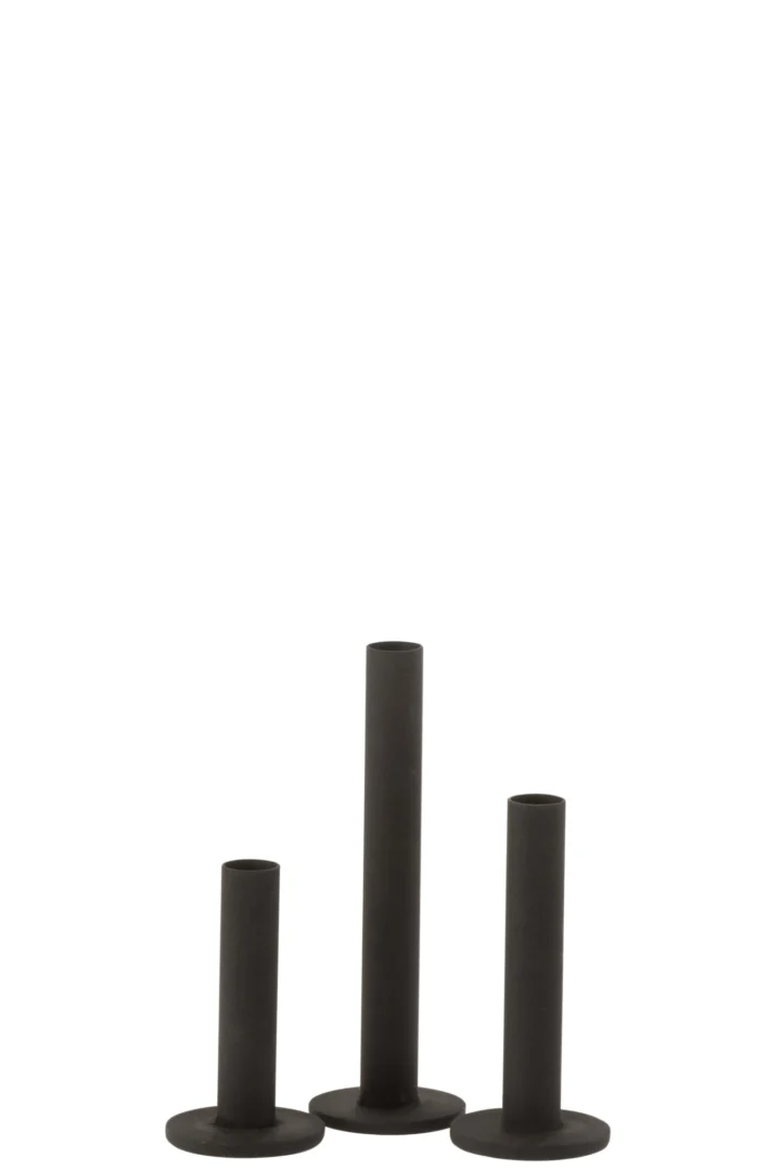De Kaarsenhouder Modern Metaal Zwart Set 3 bestaat uit drie matzwarte metalen cilindrische kandelaars van verschillende hoogtes met ronde voet, elegant weergegeven tegen een effen witte achtergrond.