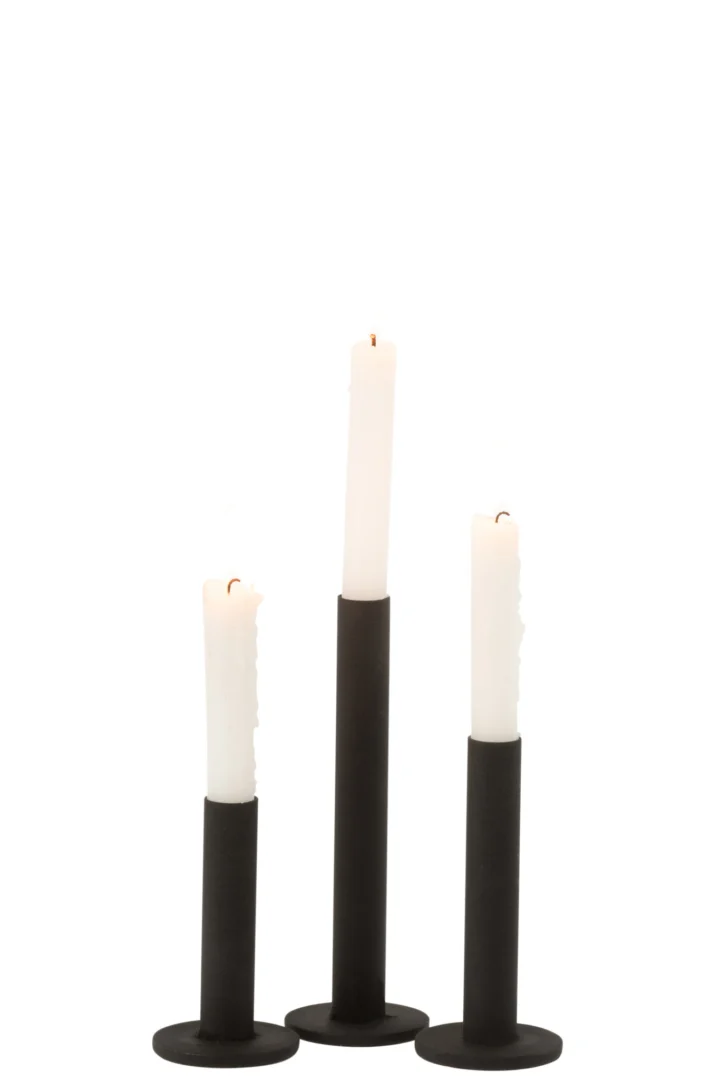 Drie witte kaarsen, deels gesmolten, staan in de Kaarsenhouder Modern Metaal Zwart Set 3 - strakke zwart metalen cilindervormige kandelaars van verschillende hoogtes - tegen een witte achtergrond.