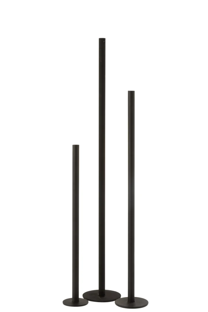 De Kaarsenhouders Modern Metaal Zwart Hoog Set 3 bestaat uit drie zwart metalen kandelaars van verschillende hoogtes met ronde voet, rechtopstaand tegen een effen witte achtergrond.
