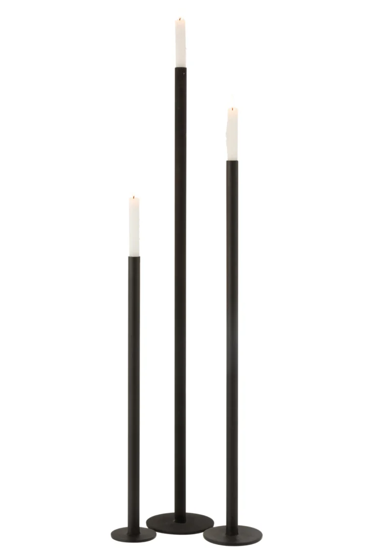 Drie brandende witte kaarsen op de Kaarsenhouders Modern Metaal Zwart Hoog Set 3 - hoge, slanke kandelaars van zwart metaal in verschillende hoogtes - staan naast elkaar tegen een effen witte achtergrond.