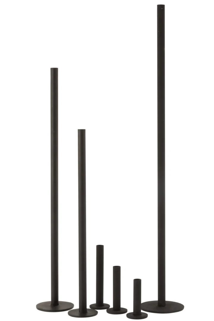 Drie zwarte cilindrische metalen kandelaars van verschillende hoogte staan rechtop op ronde voetstukken, gerangschikt in aflopende volgorde van links naar rechts. De achtergrond is effen wit. Product: Kaarsenhouders Modern Metaal Zwart Hoog Set 3.