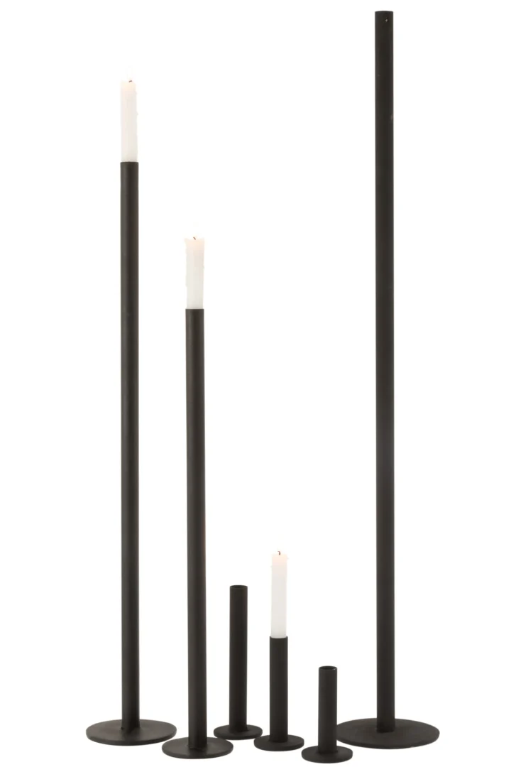De Kaarsenhouders Modern Metaal Zwart Hoog Set 3 heeft drie zwart metalen kandelaars van verschillende hoogtes, elk met een witte conische kaars met een kleine vlam, in een rij tegen een effen witte achtergrond.