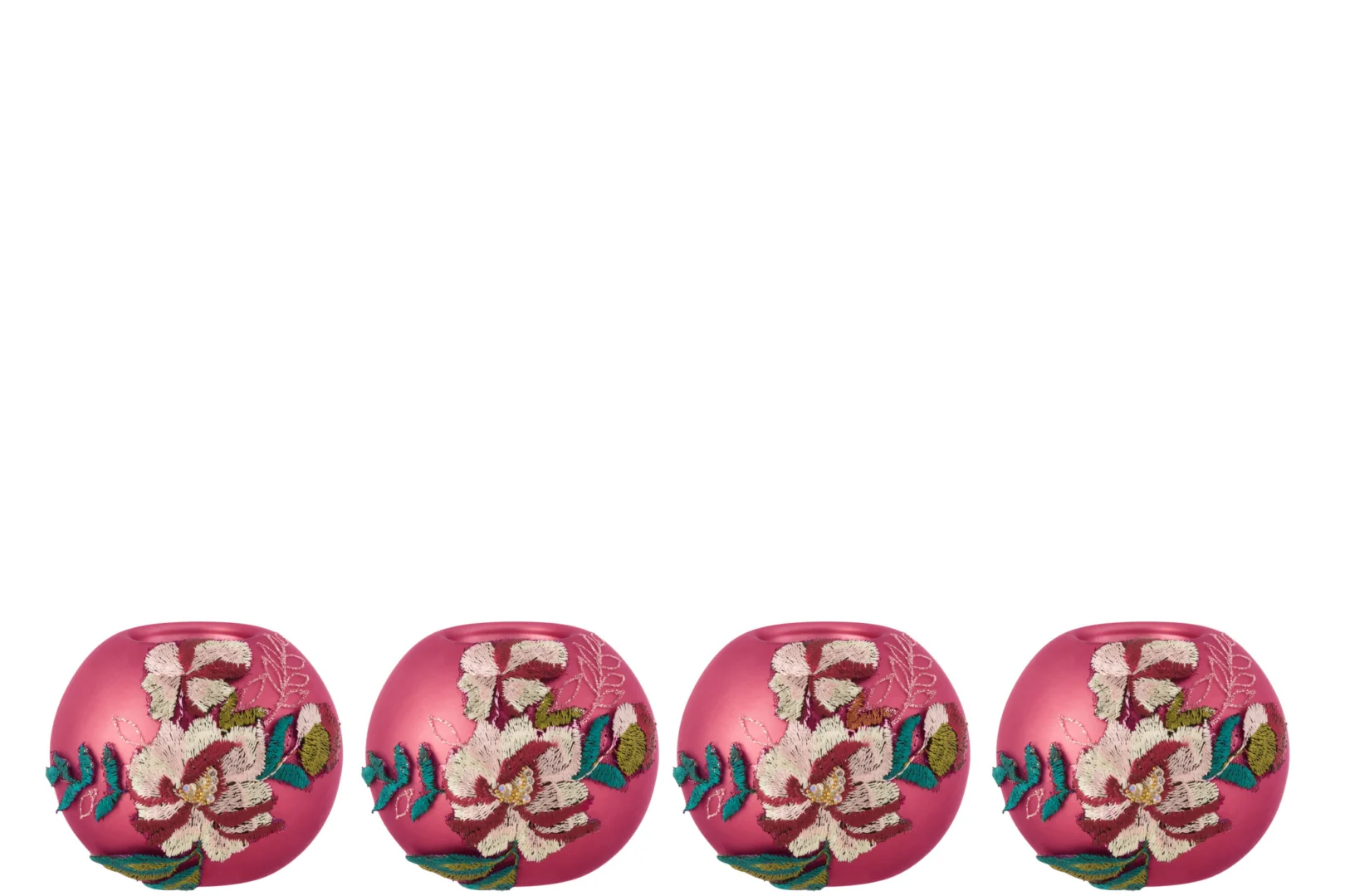 Vier Theelichthouders Geborduurd Bloemglas Bordeaux, een set van vier geborduurde glazen kandelaars met bloemen, staan naast elkaar tegen een witte achtergrond.