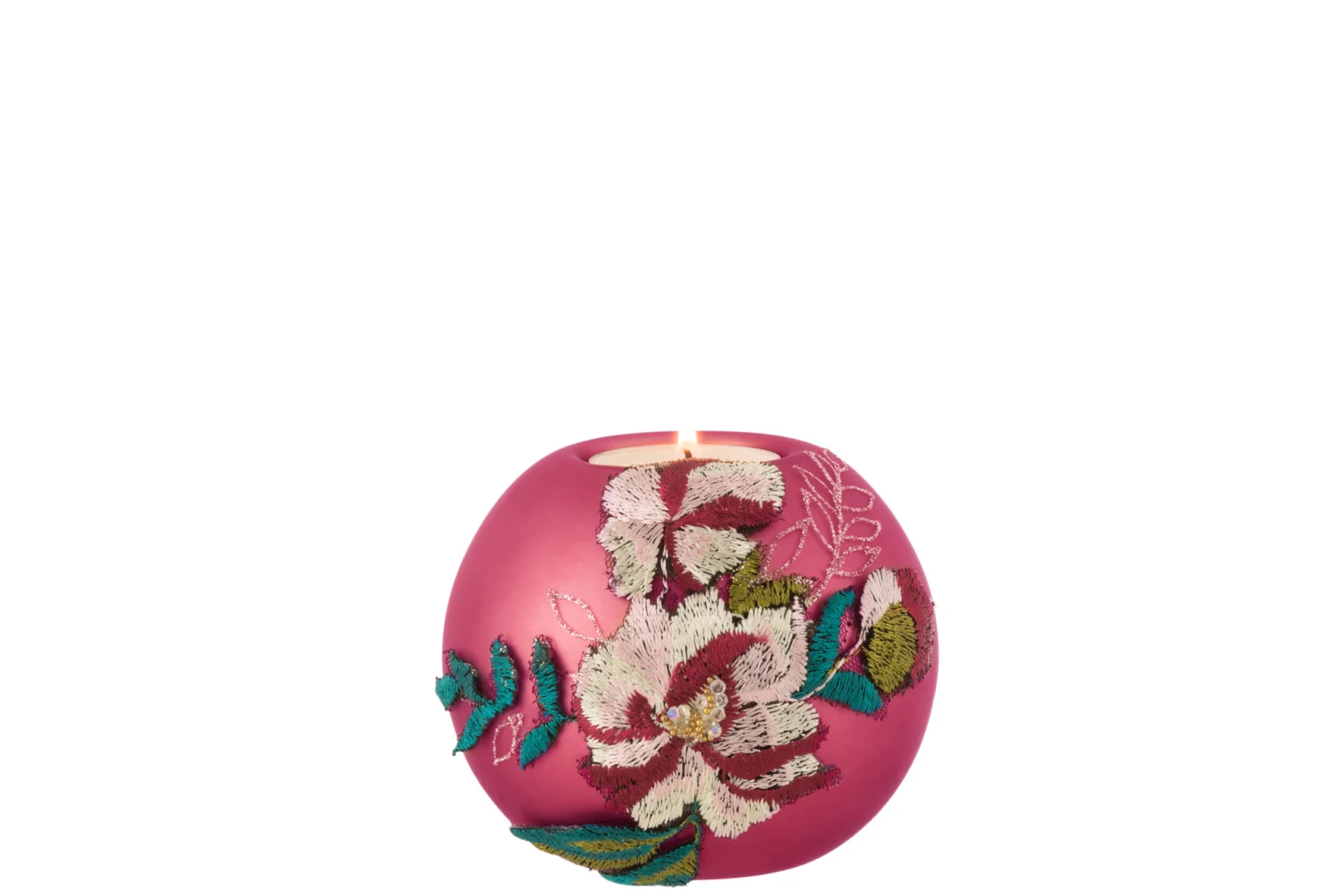 De Theelichthouders Geborduurd Bloemglas Bordeaux Set 4 heeft ronde, roze kandelaars versierd met wit, groen en bordeaux bloemenborduursel, elk afgebeeld met een brandende vlam tegen een witte achtergrond.