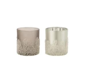 Set van 2 Theelichthouder Suikerglazuur Grijs/Zilver Klein kandelaars, een in taupe en een in zilver, beide met gestructureerde, gematteerde kristalachtige details op de onderste helft, weergegeven op een witte achtergrond.