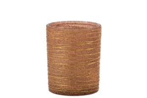 Theelichthouder Lines Glitter Glas Terracotta Goud Groot is een bruine cilindervormige kandelaar versierd met glitter en gouddraad in een willekeurig patroon, weergegeven tegen een witte achtergrond.