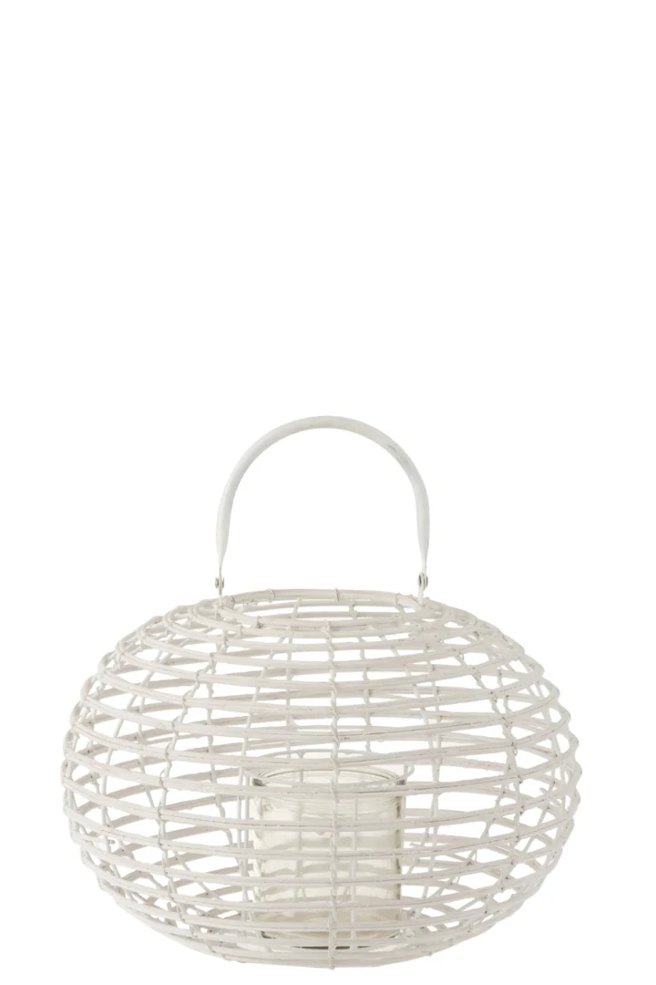 De Lantaarn Rond Bamboe Wit Mat is een ronde, witte bamboelantaarn met een rasterontwerp, voorzien van een gebogen handvat aan de bovenkant en een centrale glazen kaarshouder.