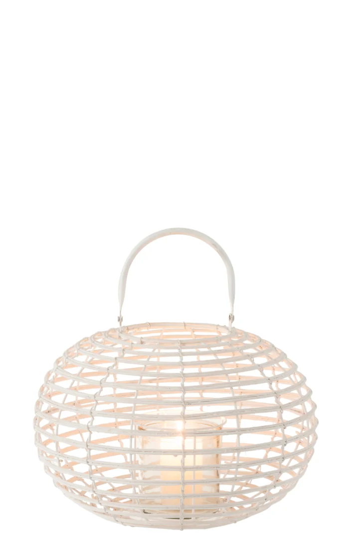 De Lantaarn Rond Bamboe Wit Mat is een ronde, witte bamboelantaarn met een handvat, voorzien van een brandende kaars in een centrale glazen houder.