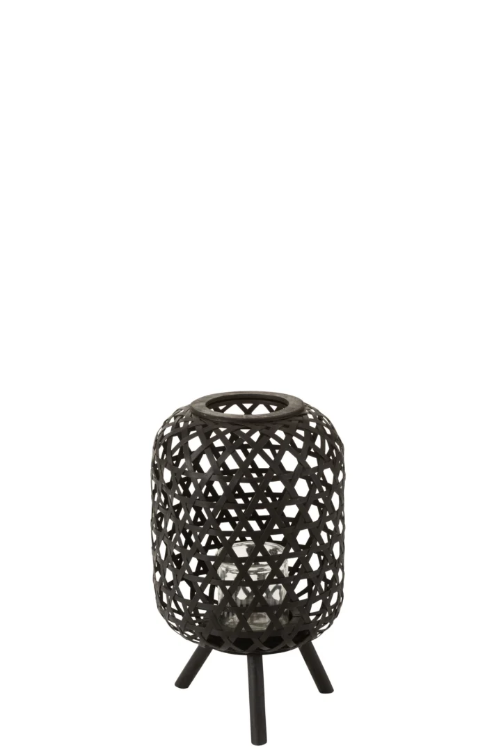 De Lantaarn Birdy Hout Zwart Op Voet is een zwarte, cilindervormige kandelaar met een rasterpatroon, drie korte poten en een open ontwerp dat het glazen inzetstuk binnenin onthult.