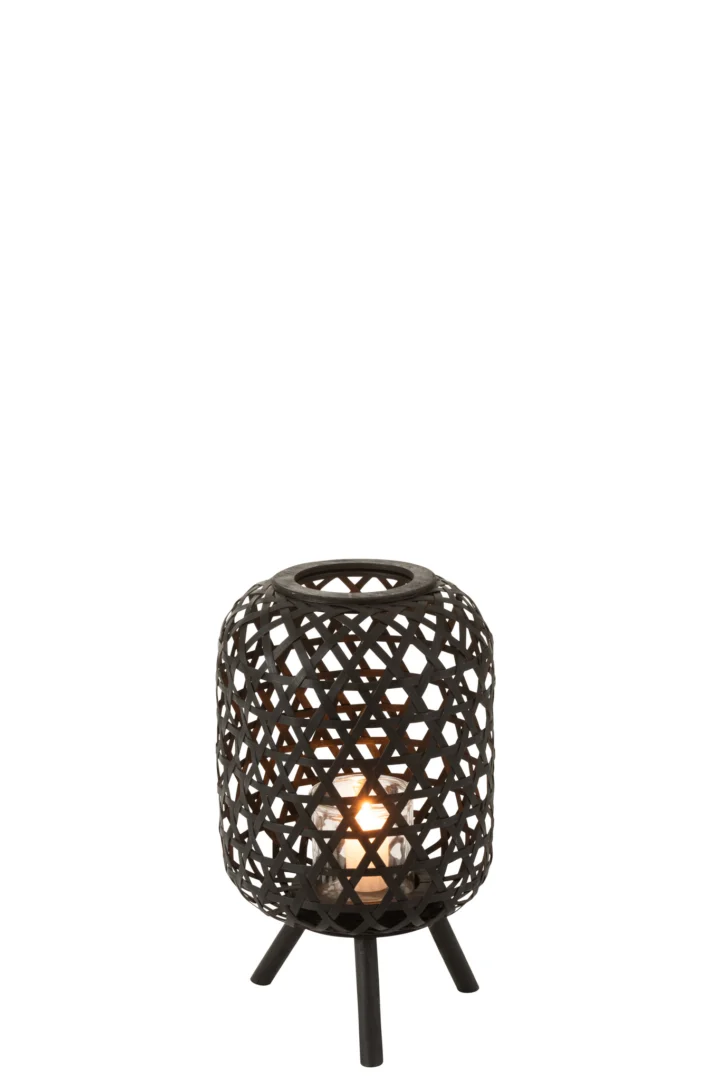 De Lantaarn Birdy Hout Zwart Op Voet is een kleine zwarte geweven lantaarn met een geometrisch rasterontwerp, staand op drie korte pootjes en met binnenin ruimte voor een kaars.