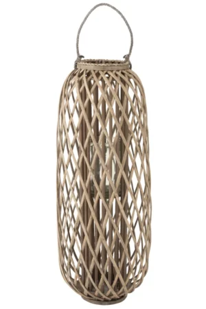 De Lantaarn Wilgenhout Grijs Groot is een hoge, cilindervormige lantaarn gemaakt van lichtgekleurd gevlochten wilgentenen met een open rasterontwerp, een handvat van touw en een glazen binnenhouder.