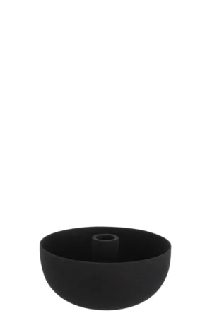 De Kaarsenhouder Schaal IJzer Zwart Groot is een zwarte, ronde ijzeren schaal met een verhoogde cilindrische kern, die lijkt op een minimalistische kandelaar of decoratieve schaal, afgebeeld tegen een effen witte achtergrond.