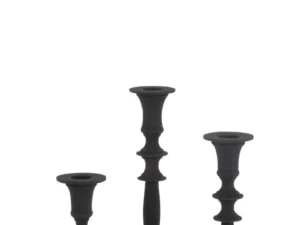De Kaarsenhouder Klassiek Aluminium Zwart Set 3 bestaat uit drie zwarte kandelaars van verschillende hoogtes en unieke vormen, elk met een getextureerde afwerking, naast elkaar geplaatst tegen een effen witte achtergrond.