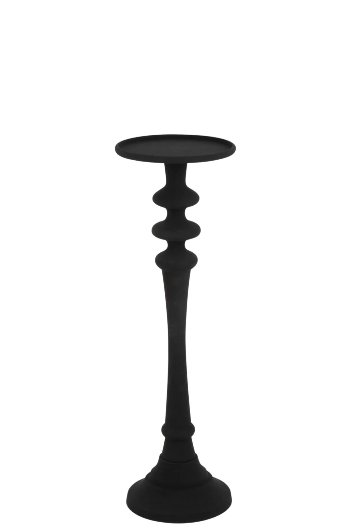 De Kaarsenhouder Hoog Aluminium Zwart Klein is een hoge, zwarte aluminium bijzettafel op voet met een rond blad en een gebeeldhouwde centrale kolom op een brede, ronde basis.
