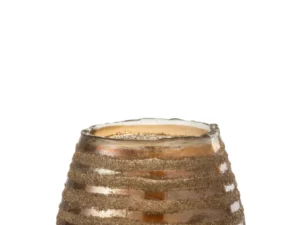 Theelichthouder Streep Rond Glas Bruin Middel is een ronde, geribbelde glazen kandelaar met glinsterende bruine horizontale strepen en een glinsterende, zandachtige afwerking. Hij heeft een licht oneffen rand en is gefotografeerd op een effen witte achtergrond.