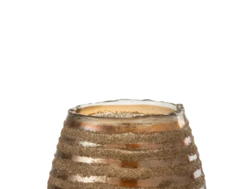 Theelichthouder Streep Rond Glas Bruin Middel is een ronde, geribbelde glazen kandelaar met glinsterende bruine horizontale strepen en een glinsterende, zandachtige afwerking. Hij heeft een licht oneffen rand en is gefotografeerd op een effen witte achtergrond.