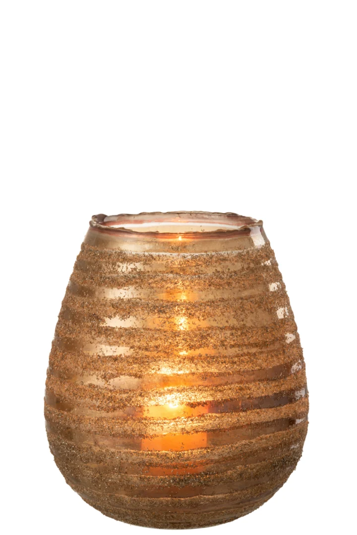 In de Theelichthouder Streep Rond Glas Bruin Groot, een grote ronde bruine glazen houder met horizontale strepen, zit een gloeiende kaars die een warme sfeer creëert tegen een witte achtergrond.