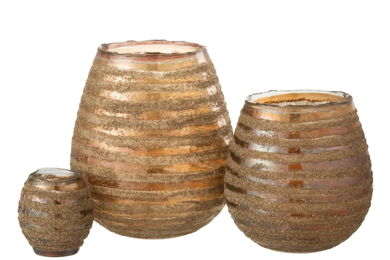 Een grote, ronde kandelaar van bruin glas genaamd Theelichthouder Streep Rond Glas Bruin Groot heeft horizontale gouden glitterstrepen en een subtiele iriserende glans, afgebeeld op een witte achtergrond.