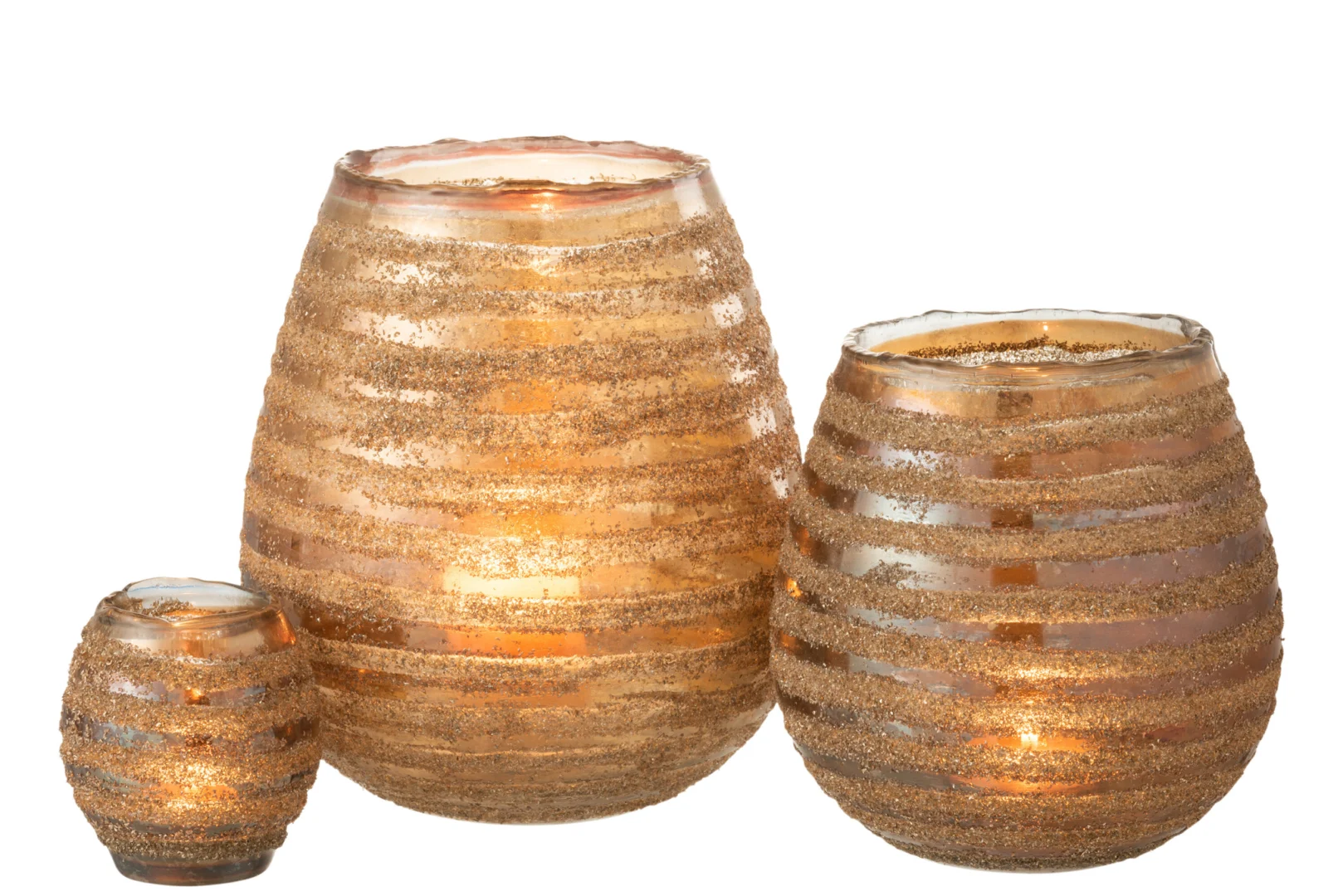 Theelichthouder Streep Rond Glas Bruin Groot, een grote ronde kandelaar van bruin glas met een gouden glitterstreeppatroon, gloeit warm met een brandende kaars erin tegen een witte achtergrond.