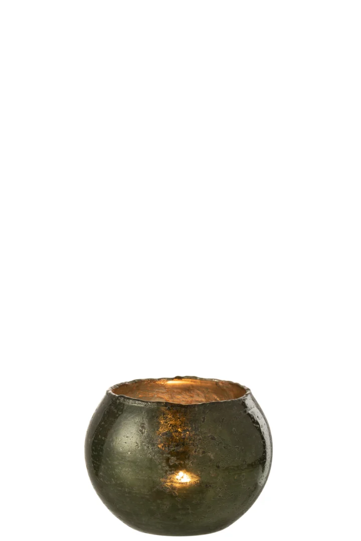 Theelichthouder Glas Groen Klein: een kleine, ronde, donkergroene glazen kandelaar met een brandend waxinelichtje erin werpt een warme gloed tegen een effen witte achtergrond.
