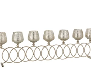 De Theelichthouder Craquelure Glas Nikkel heeft zeven ronde kaarsenhouders op een rij boven op een basis van overlappende metalen cirkels en biedt een modern en elegant ontwerp.