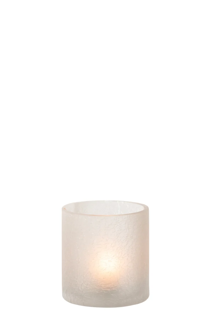 De Orkaan Cilinder Craquelure Glas Mat Wit Klein is een kleine, wit matglazen kandelaar met een brandende kaars erin, die een zachte warme gloed werpt tegen een effen witte achtergrond.