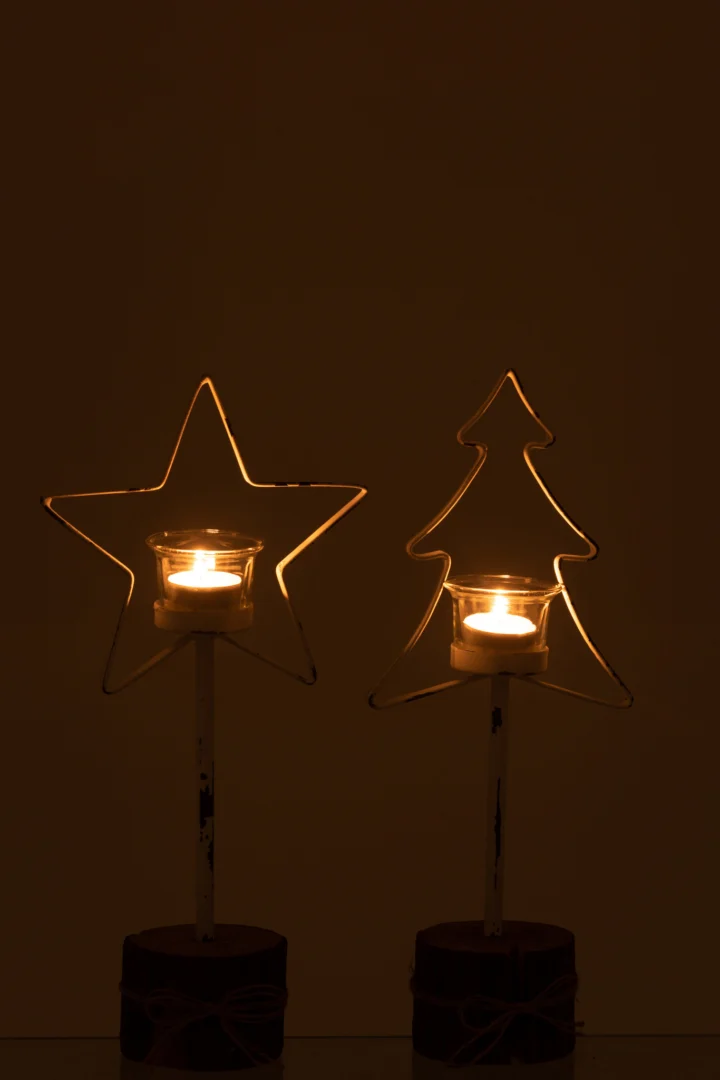 De Theelichthouder Boomstam Hout Glas Wit Bruin Set van 2 bestaat uit twee glazen theelichthouders in een houten afwerking, prachtig weergegeven tegen een donkere achtergrond, met draden in de vorm van een ster en een kerstboom.