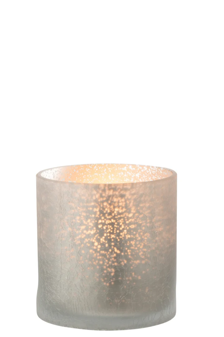 De Kaarsenhouder Orkaan Cilinder Craquelure Glas Grijs Groot heeft een brandende kaars in een gematteerde glazen houder met craquelétextuur, die een warme, gespikkelde gloed werpt tegen een effen witte achtergrond.