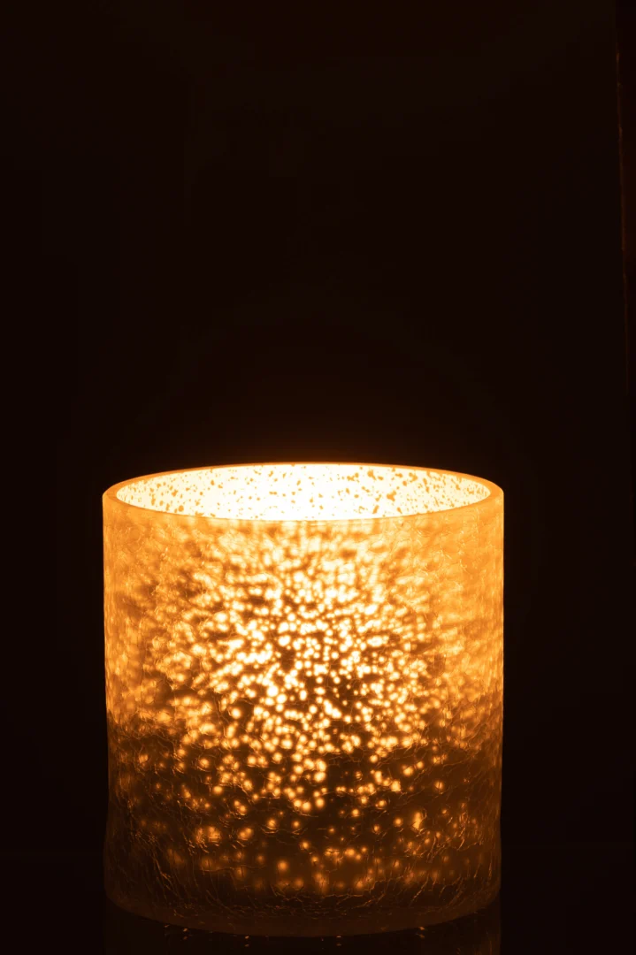 De Kaarsenhouder Orkaan Cilinder Craquelure Glas Grijs Groot straalt een zacht, warm licht uit, met een patroon van kleine, heldere stippen tegen een donkere achtergrond.