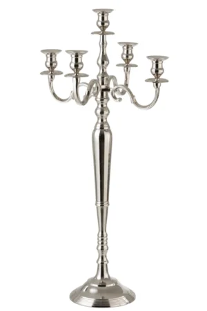 De Kaarsenhouder 5 Armen Klassiek Aluminium Zilver Groot is een hoge, sierlijke zilveren kandelaar met vijf kandelaars en een gepolijste afwerking, staande op een ronde voet.