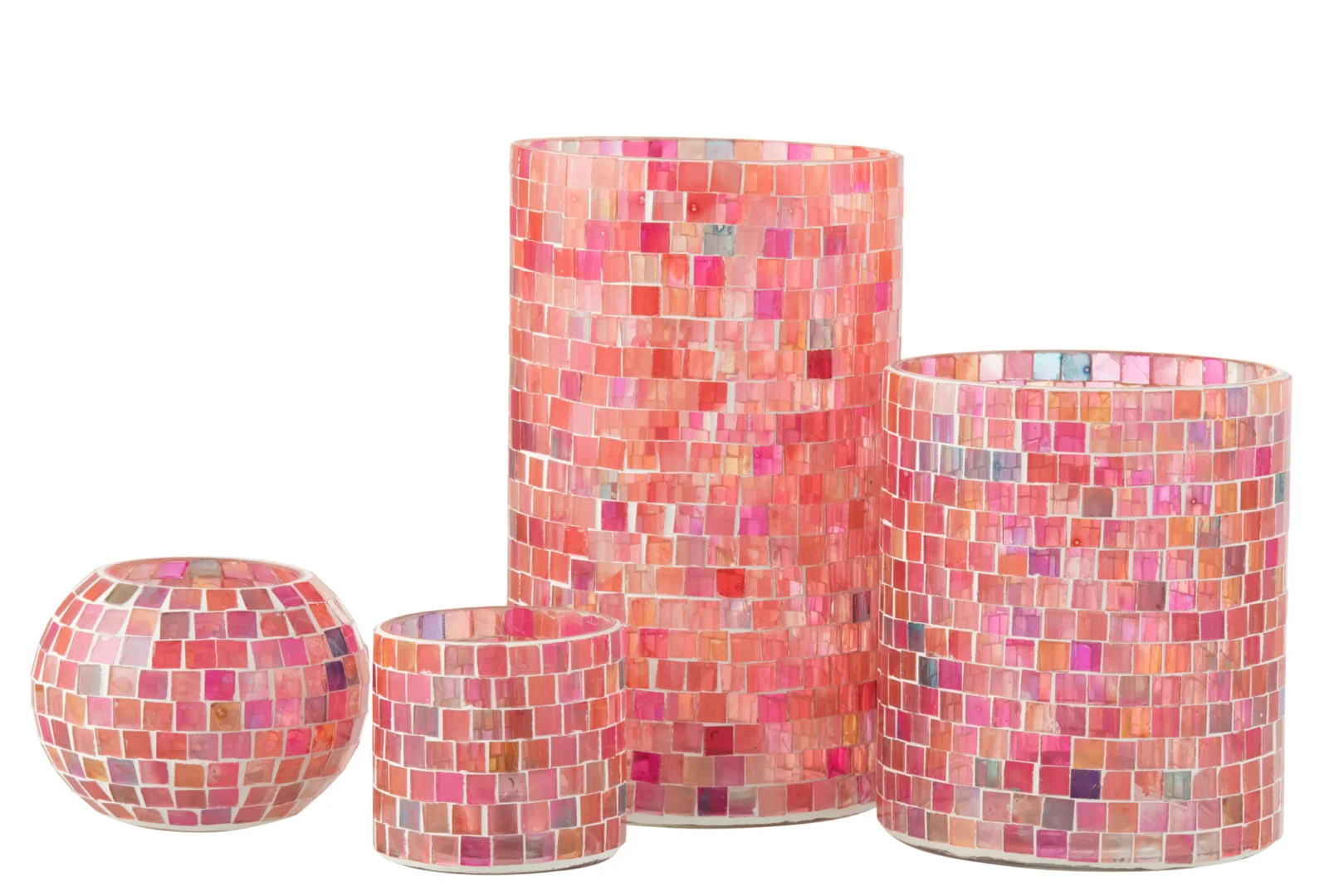 Vier Theelichthouder Cilinder Mozaïek Glas Roze Mix Groot kandelaars, elk in verschillende vormen en maten met roze, rode en oranje mozaïekpatronen, staan naast elkaar tegen een witte achtergrond.