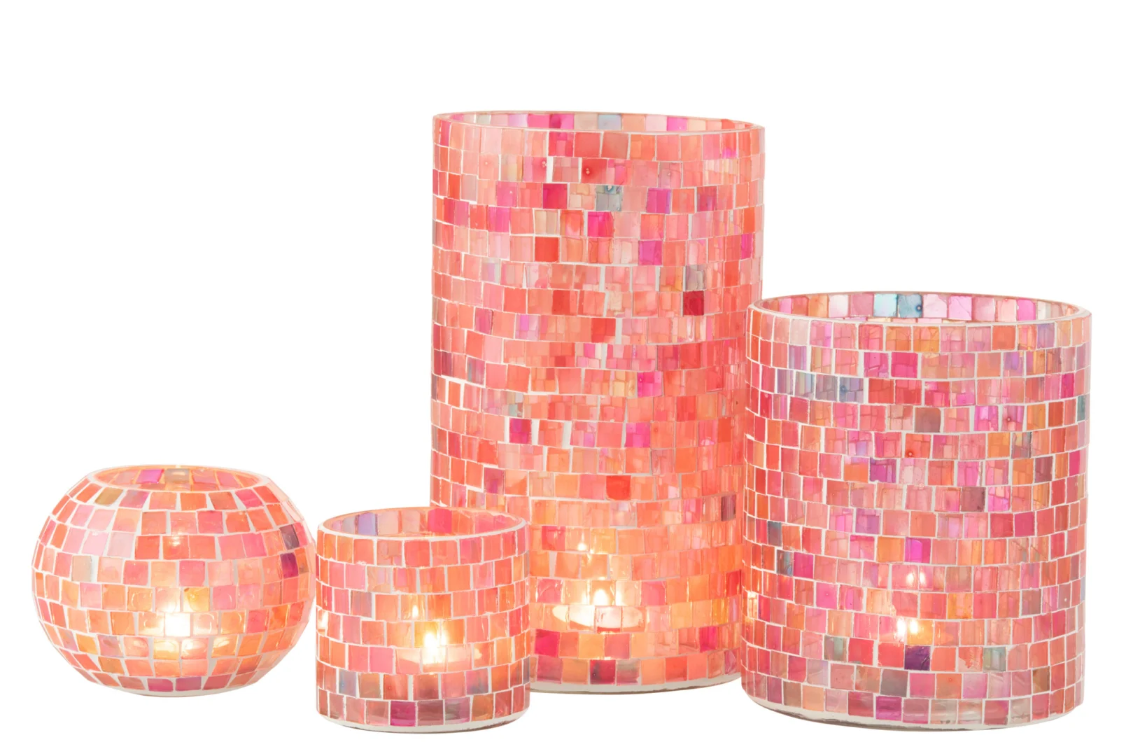 Theelichthouder Cilinder Mozaïek Glas Roze Mix Groot: vier mozaïek glazen houders in verschillende hoogtes met roze en oranje tegeltjes, elk met een brandend kaarsje voor een warme sfeer.