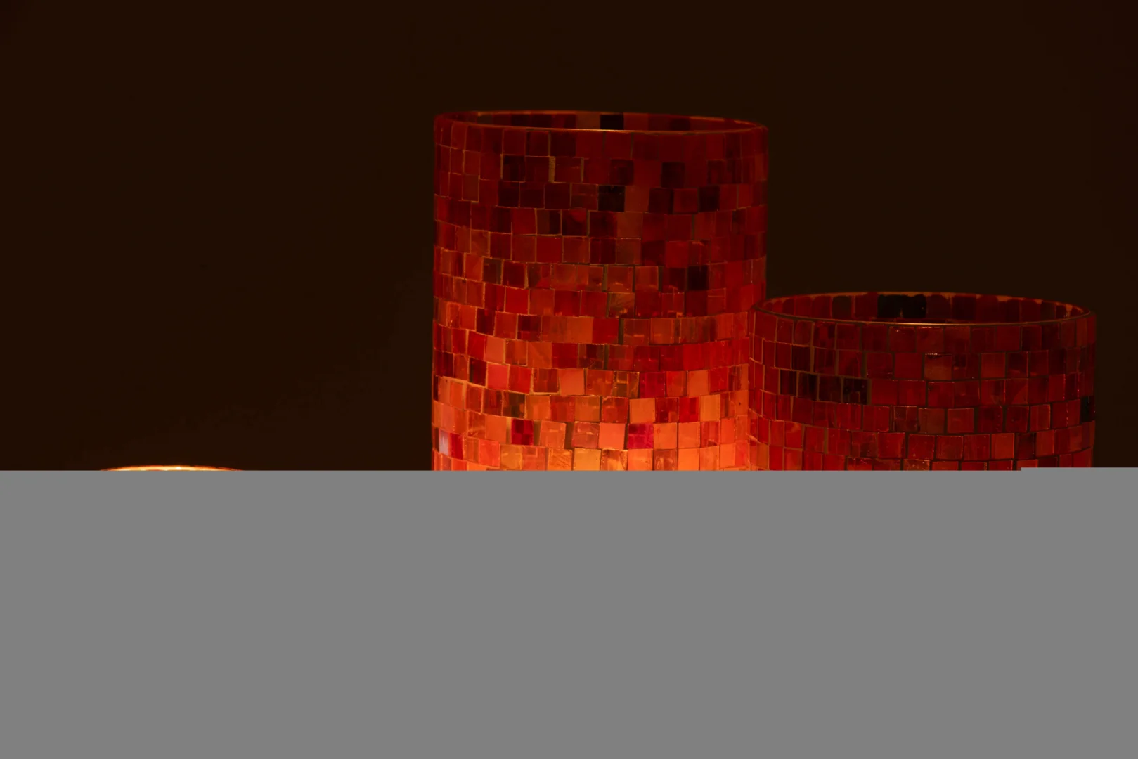 Twee Theelichthouder Cilinder Mozaïek Glas Roze Mix Groot kandelaars gloeien warm op in het donker, met hun roze mozaïek glazen tegels die een gezellige en uitnodigende sfeer creëren.