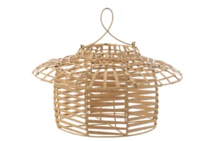 De Kaarsenhouder Orkaan Hanglamp Rotan Natuurlijk is een decoratieve lichtbruine bamboe hanglamp met een brede, afgeronde kap en lusvormige handgreep, afgebeeld tegen een witte achtergrond.