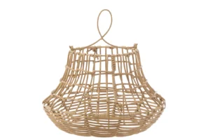 De Kaarsenhouder Orkaan Rotan Hangend Hoog is een mand van natuurlijk rotan met een open rasterpatroon, lusvormige handgreep, uitlopende zijkanten en ronde basis, afgebeeld op een witte achtergrond.