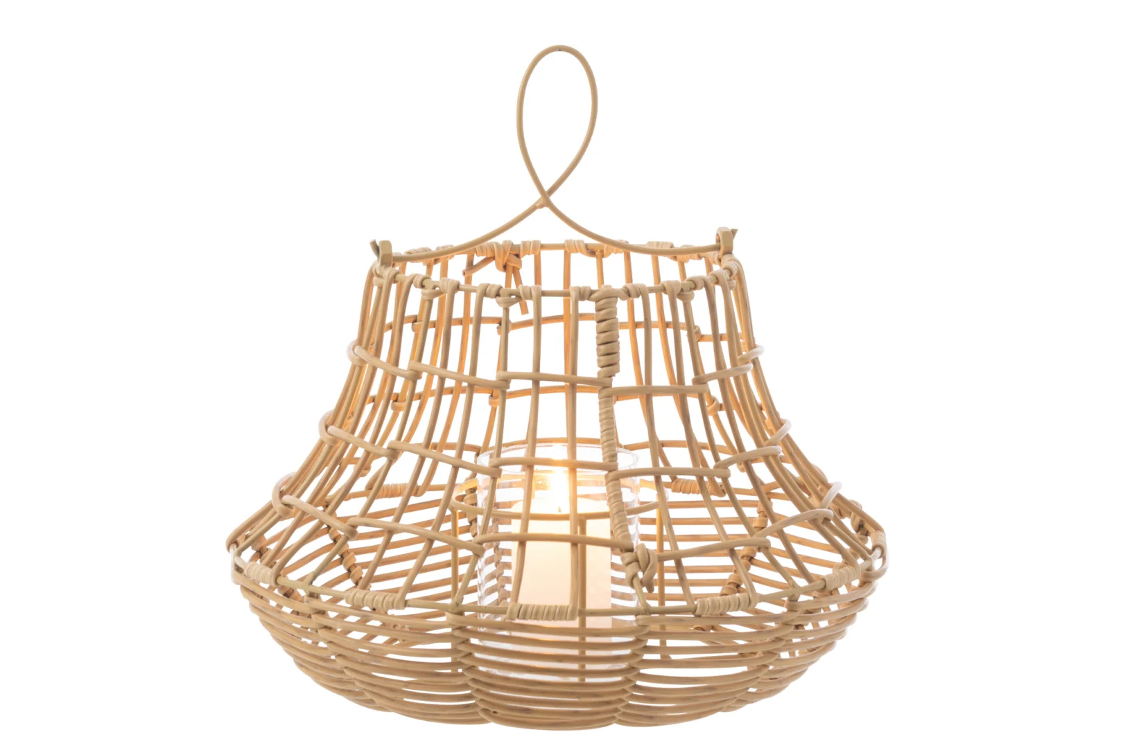 De Kaarsenhouder Orkaan Rotan Hangend Hoog is een hanglamp met een brede, klokvormige geweven rotan kap, zichtbare lamp en een handvat met lus om op te hangen. Tegen een witte achtergrond.