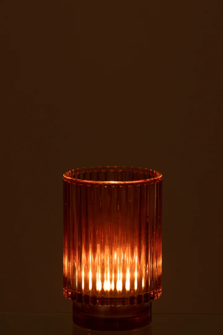 De Theelichthouder Gestreept Glas Bruin Groot gloeit warm in het donker, werpt gestreepte lichtpatronen en creëert een gezellige, uitnodigende sfeer.