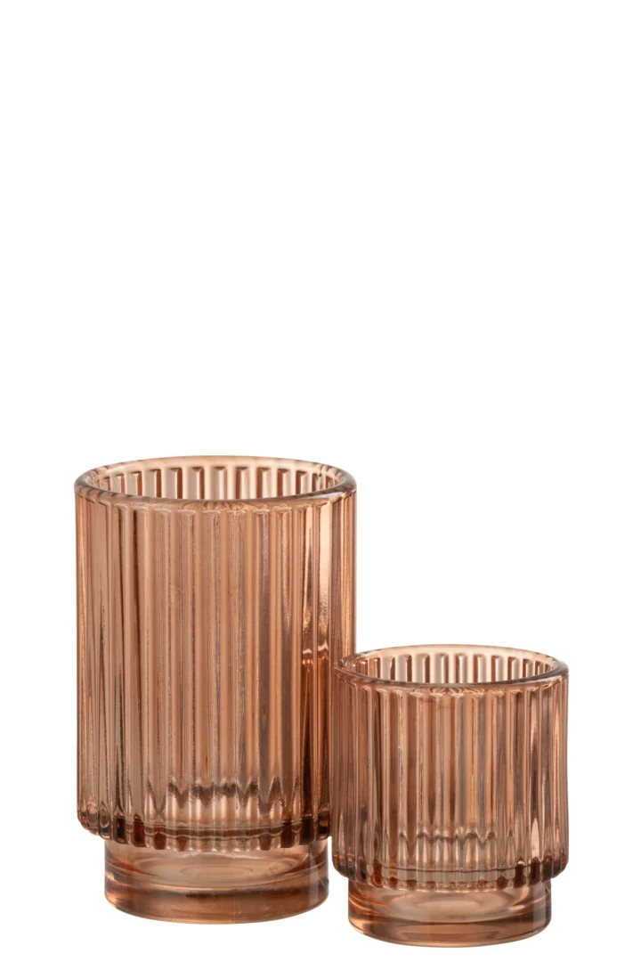 De Theelichthouder Gestreept Glas Bruin Groot is een geribbelde, cilindervormige glazen kandelaar in een warme amberkleurige tint, afgebeeld naast een kortere versie, beide naast elkaar tegen een witte achtergrond.