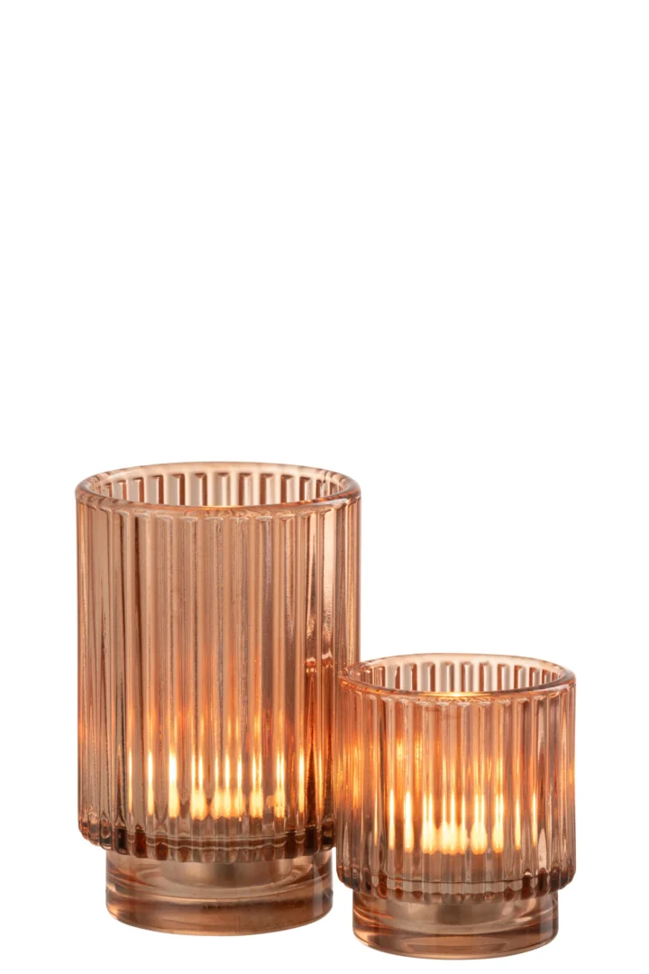 De Theelichthouder Gestreept Glas Bruin Groot is een geribbelde glazen kandelaar in warm amber, met een hoog ontwerp dat een zacht, gloeiend licht werpt met een brandende kaars erin.