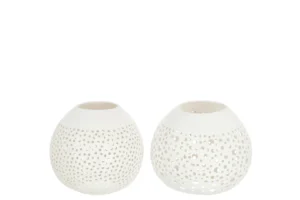 Theelichthouder Kokosnoot Gaten Wit Set van 2: twee ronde, witte theelichthouders met een geperforeerd patroon staan naast elkaar tegen een effen witte achtergrond.