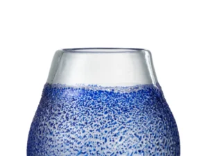 Kaarsenhouder Orkaan Santorini Glas Blauw: een ronde, heldere glazen houder met een blauw gestructureerd oppervlak op het onderste tweederde deel en een gladde, transparante rand, tegen een witte achtergrond.
